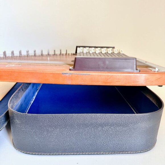 AUTOHARP BY OSCAR SCHMIDT WITH CARRYING CASE BH MODEL - Picture 9 of 16
